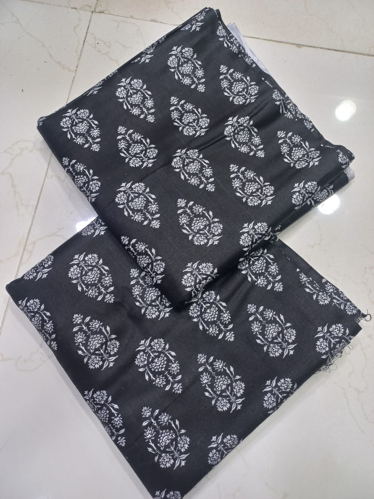 Black Nd White Lawn 2pc Unstiched