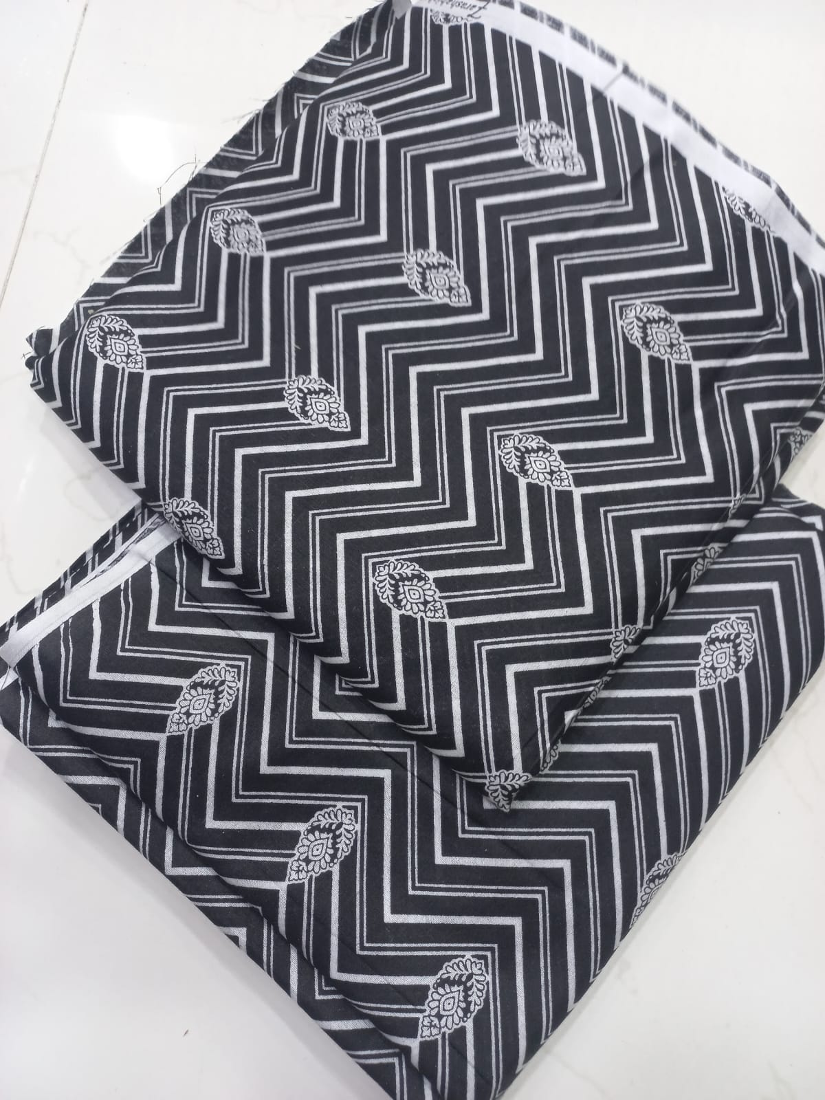 Black Nd White Lawn 2pc Unstiched