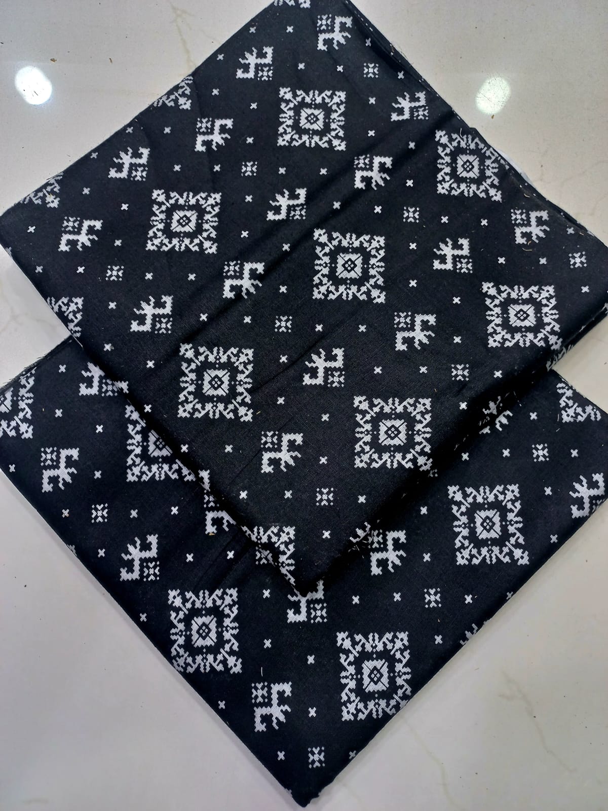 Black Nd White Lawn 2pc Unstiched