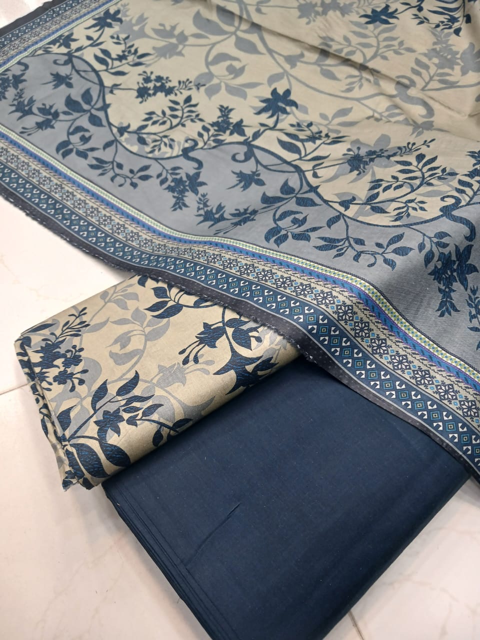 Al-Karam Lawn Digital Printed 3pc Unstiched