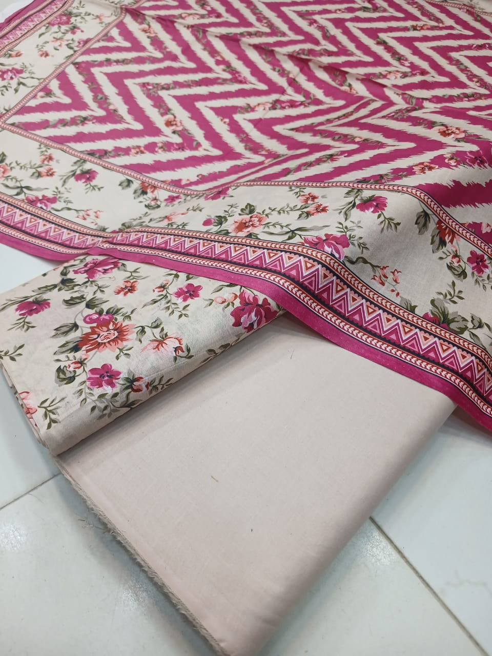 Al-Karam Lawn Digital Printed 3pc Unstiched
